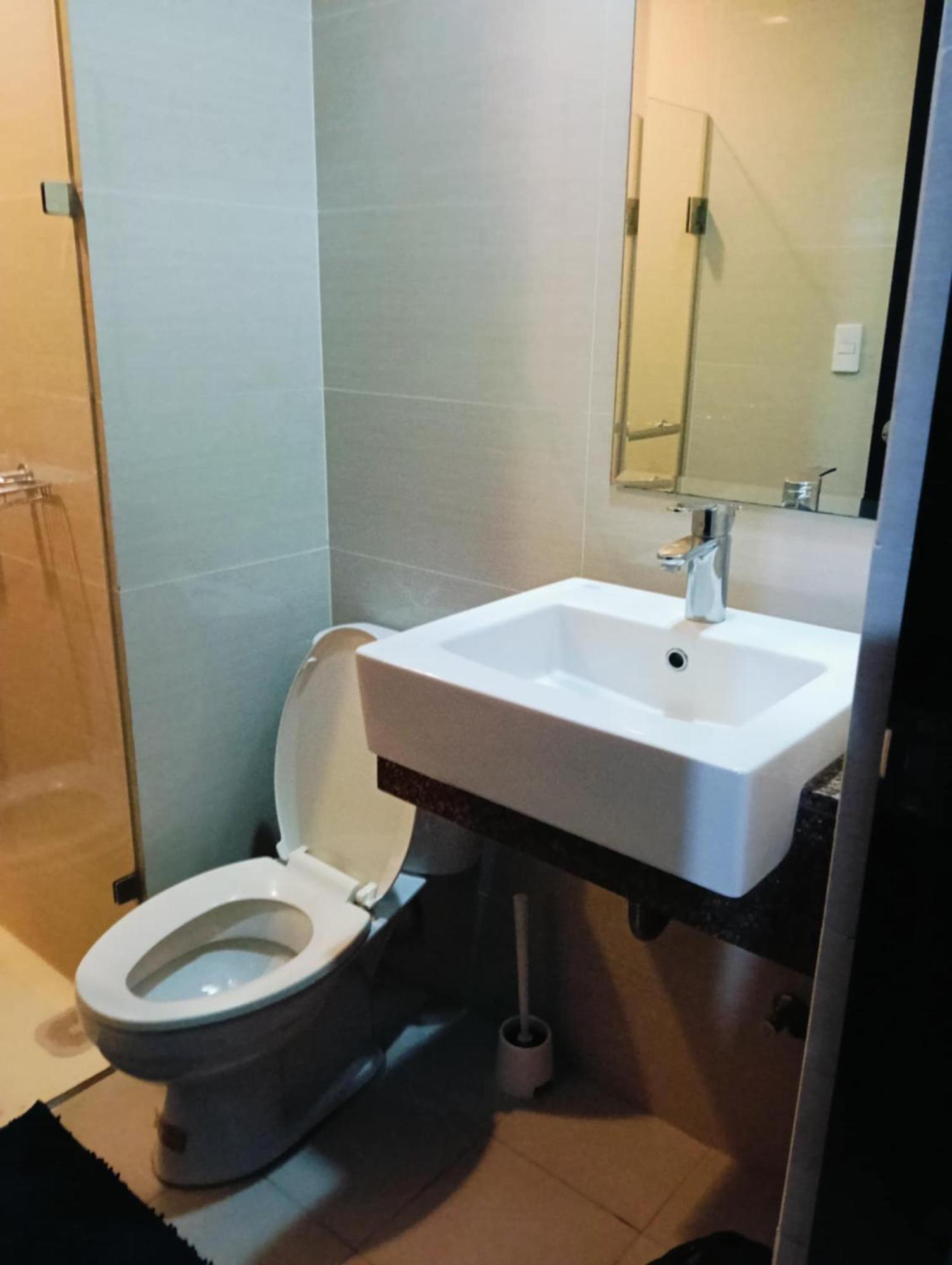 81 Newport Boulevard Cluster 4 - 8F Across Naia Airport, Terminal 3 Pasay Buitenkant foto